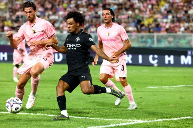 Manchester City znížilo ponuku 30 miliónov EUR od Nottingham Forest pre Rico Lewis

