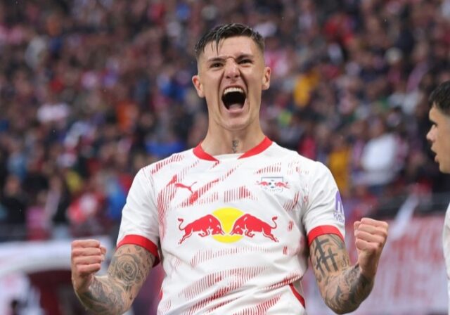 Benjamin Sesko z RB Leipzig sa pozrie na 1. zápas Bundesliga medzi RB Leipzigom a Holsteinom Kielom v Red Bull Arena, Leipzig v Nemecku 19. apríla 2025. (Foto: Urik Pedersen/Nurfoto cez Getty Images)