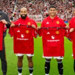 Manchester, Anglicko -august 9: (LR) New Manchester United Signings Benjamin Sesko, Bryan Mbeumo Diego Leon & Matheus Cunha spolu s tímovými dresmi pred predtým zápasom medzi Manchesterom United a ACF Fiorentina v Old Trafford 9. augusta 2025 v Manchestri v Anglicku. (Foto: Ash Donelon/Manchester United Via Getty Images)