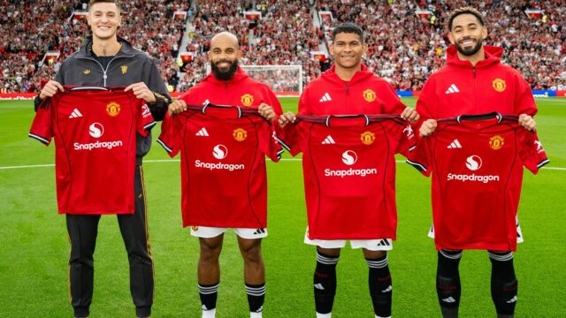 Manchester, Anglicko -august 9: (LR) New Manchester United Signings Benjamin Sesko, Bryan Mbeumo Diego Leon & Matheus Cunha spolu s tímovými dresmi pred predtým zápasom medzi Manchesterom United a ACF Fiorentina v Old Trafford 9. augusta 2025 v Manchestri v Anglicku. (Foto: Ash Donelon/Manchester United Via Getty Images)