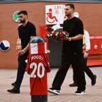 Kapitán Man United Bruno Fernandes (vľavo) a obranca Diogo Dalot (vpravo) na obrázku minulý mesiac pred Anfieldom, aby vyjadril portugalského spoluhráča Diogo Jota po jeho tragickej smrti