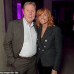 Gang Harry Redknapp'ın zabezpečený kladivom údajne prepadol kapucňu vo výške 5 miliónov GBP. Na obrázku: Harry Redknapp a Sandra Harris sa pripojili k Sky TV 12. februára 2020 v Londýne a Tate Modern v Londýne a Veľkej Británii