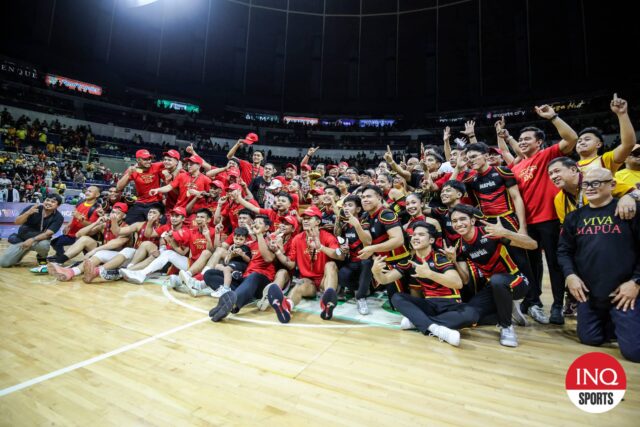 Mapua kardináli oslavujú víťazstvo v basketbalovom turnaji NCAA Season 100 po porazení Benilde Blazers v dvoch hrách. –Marlo Cueto/dopyt.net