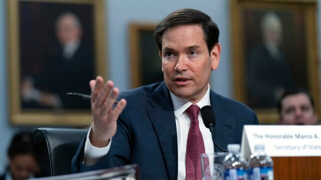Marco Rubio Libs Styd Svadobné udalosti, zvažuje nejaké nebezpečenstvo pre futbal 

