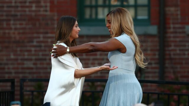 Maria Sharapova prisahala vpravo do tenisovej siene popularity od Sereny Williamsovej 

