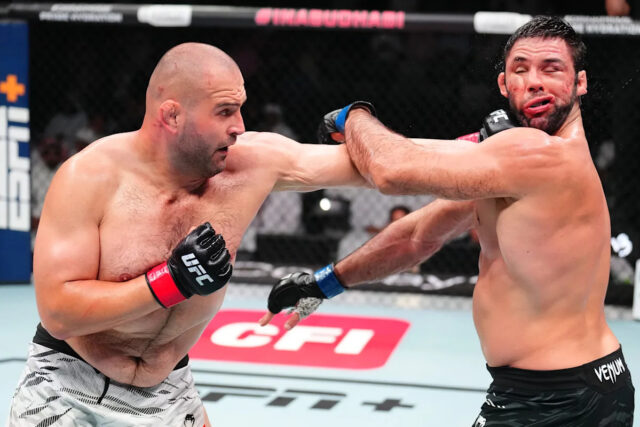 Abu Dhabi, Spojené arabské emiráty -26. júla: (LR) Martin Buday zo Slovenska zvolí Marcusa Buchecha z Brazílie v ťažkom boji počas bojovej noci UFC v Etihad Arena 26. júla 2025 v Abú Zabí, Spojené arabské emiráty. (Foto: Chris Unger/Zuffa LLC)