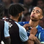 Mason Greenwood réagit après que la chemise soit déchirée par Aston Villa Star in Furious Brawl