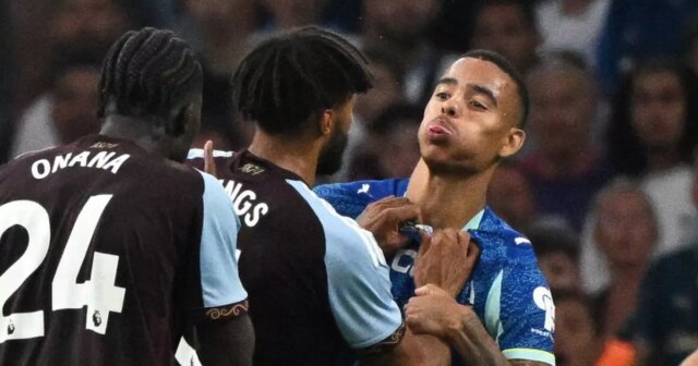 Mason Greenwood réagit après que la chemise soit déchirée par Aston Villa Star in Furious Brawl
