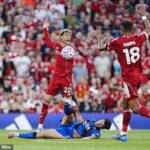 Hráči Liverpoolu Marcos Rok, Hugo Ekitike'nin ako cieľ lopty po zachytení lopty zostal obeť