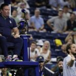 Francúzsko Benjamin Bonzi oslavuje po víťazstve v prvom kole zápasu proti ruskému Daniilovi Medvedevovi na US Open v New Yorku 25. augusta.
