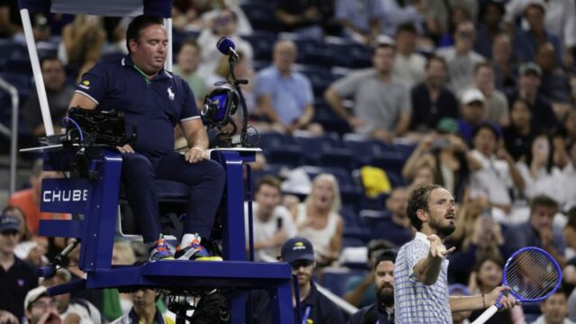 Francúzsko Benjamin Bonzi oslavuje po víťazstve v prvom kole zápasu proti ruskému Daniilovi Medvedevovi na US Open v New Yorku 25. augusta.