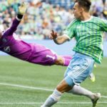 Metóda klobúkov Danny Musovski Sounders Sounders okolo Sporting KC