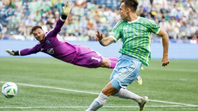 Metóda klobúkov Danny Musovski Sounders Sounders okolo Sporting KC 

