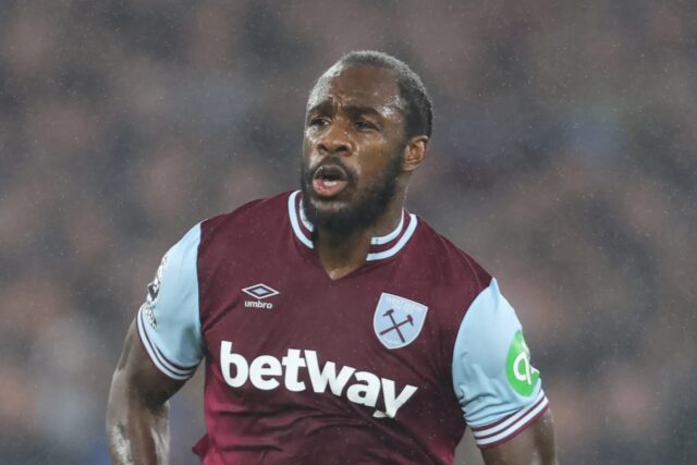 Wroclaw, Poľsko - 28. mája: Pundit Michail Antonio z West Ham United sa pozerajte na finále konferencie UEFA konferencie 2025 medzi Real Betis Balompie a Chelsea FC na štadióne Wroclaw 28. mája 2025 vo Wroclaw v Poľsku. (Foto: Richard Heathcote/Getty Images)