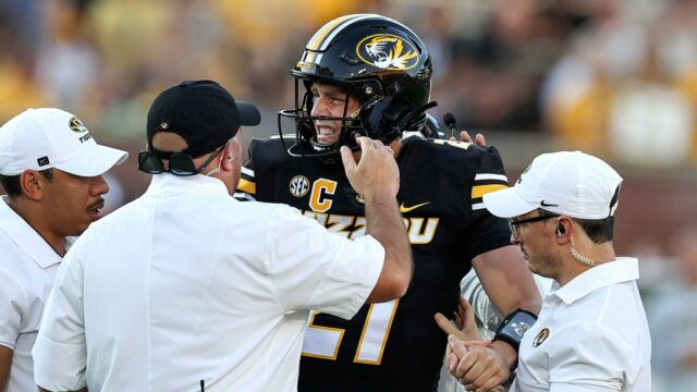 Missouri quarterback Sam Horn vydrží zranenie nohy pri počiatočnom vánku v otváračnom období 

