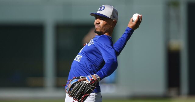 Mookie Betts zostáva na shortstop pre štartovaciu zostavu Dodgers proti Rockies



