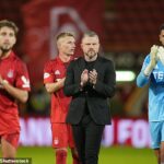 Jimmy Thelin tlieska davu Pittodrie po tom, čo inšpirovali boj svojej strany