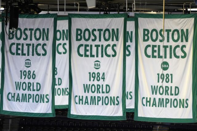 NBA v stredu schválila predaj Boston Celtics skupine investícií pod vedením Billa Chisholma, päť mesiacov po dohode v hodnote 6,1 miliárd dolárov.