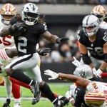 NFL News: Ashton Jeanty z Raiders prechádza nad obrancom 49ers