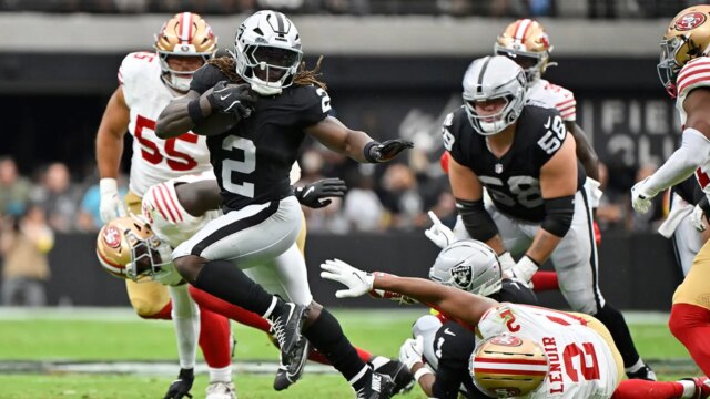 NFL News: Ashton Jeanty z Raiders prechádza nad obrancom 49ers



