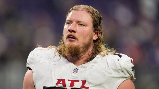 NFL News: Kaleb McGary, Falcons Kaleb je po zjavnom zranení dolných nôh odvezený z poľa



