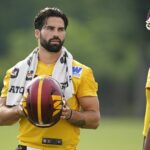 Ženská fanúšik požiadal veliteľa -quarterback -quarterback Sam Hartman, aby pozdravil ahoj ahoj