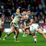 Mitch Moses bol zachytený do fotoaparátu vysielaním svojho nového spoluhráča na Tally da Silvu na ihrisku so sprejom s Angerja víťazstvom nad Cowboys (lopta počas zápasu spustí loptu)