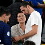 Matka Adriena Rabiotovej Veronique má obhajcu svojho syna po tom, čo bol vyhostený z prvého tímu Marseille