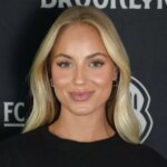 Najkrajšia futbalistka na svete ponúkne večeru bezplatne kohokoľvek, kto môže správne uhádnuť, kam ďalej ide.
