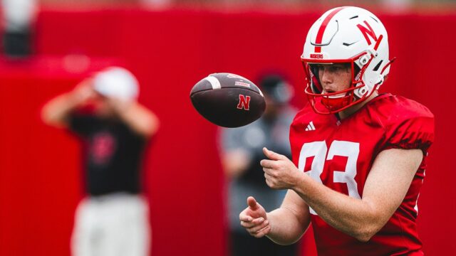Nebraska First -Year študent Archie Wilson sa stáva emocionálnym o premiestnení Austrálie k nám

