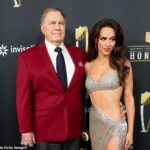 Bill Belichick, videný so svojou priateľkou Jordonom Hudsonom, namieril niekoľko vykopávok na patriotov v novom rozhovore