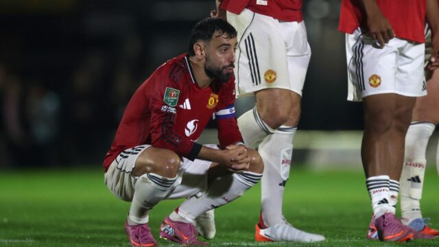 Nedostaté video odhaľuje, že Bruno Fernandes sa ponáhľa, aby pomohol Fernandes rýchlo položil ruku okolo Mbeumo