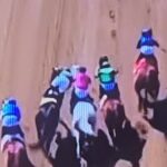 Jockey sa počas závodu pokúsil vyliezť na konkurenčného koňa