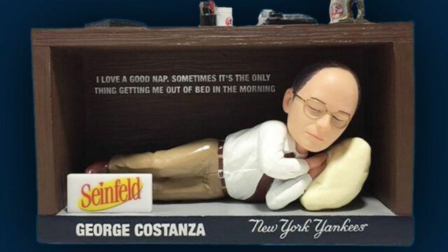 New York Yankees rozdávajú George Costanzu Sleeping Bobbleheads



