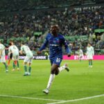Nicolas Jackson oslavuje anotácie pre Chelsea proti Real Betis vo finále konferenčnej ligy