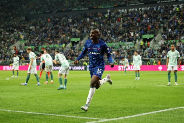 Nicolas Jackson oslavuje anotácie pre Chelsea proti Real Betis vo finále konferenčnej ligy