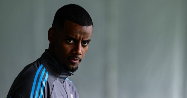 Newcastle's Isak potreba Liverpoolu „oddelená od pravdy“, ako poskytol kontrast Mbappe 


