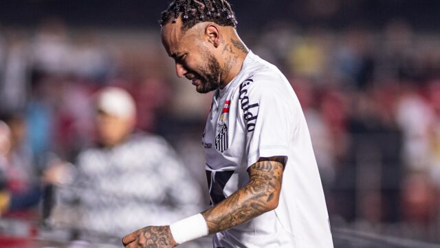 Neymar nemohol skryť svoje emócie po tom, čo jeho strana Santos bola ponížená v nedeľu