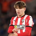 Tyler Dibling z Southamptonu pozoruje počas zápasu Premier League medzi Southampton FC a Brentford