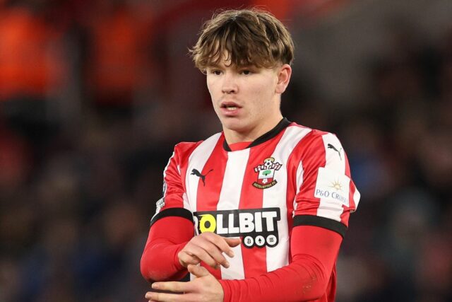 Tyler Dibling z Southamptonu pozoruje počas zápasu Premier League medzi Southampton FC a Brentford