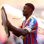 Marc Guehi zdvíha trofej komunity Shield Trophy