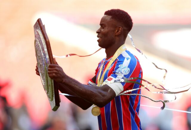 Marc Guehi zdvíha trofej komunity Shield Trophy