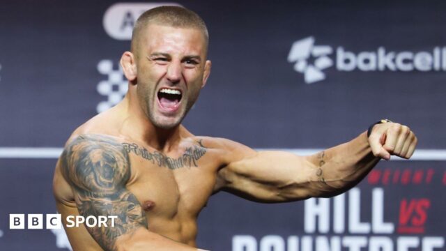 Oban Elliott poses at a weigh-in