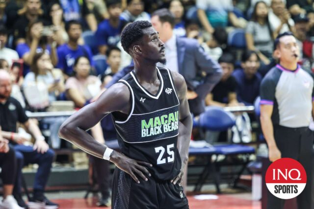 Bývalý hráč Ateneo, Joseph Obasa, ktorý hrá čierne medvede Macau.