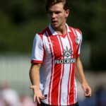 Southampton, Anglicko - 24. novembra: Virgil van Dijk z Liverpoolu s Tylerom Diblingom z Southamptonu počas zápasu Premier League medzi Southampton FC a Liverpool FC na štadióne sv. Márie 24. novembra 2024 v Southamptone v Anglicku. (Foto: Robin Jones/Getty Images)