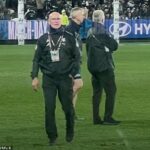 AFL potvrdil, že liga pracovala ako ochranca (na obrázku pred) - ktorého identita je stále stráženým tajomstvom - na ochranu niekoľkých trénerov