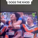 Hráči West Tigers žiarili fanúšikom Canterbury Bulldogs, Brent Naden (vpravo), bolo vidieť gesto KHOD