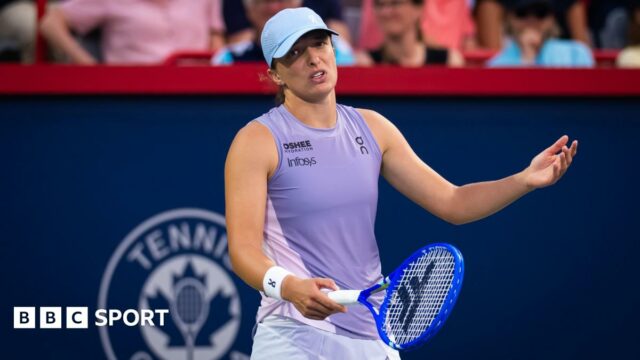 Iga Swiatek reacts during her match with Clara Tauson