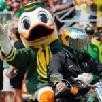 Oregon Mascot Journeys, prelieva hlavu v incidente v oblečení v Ducksovom otvárači