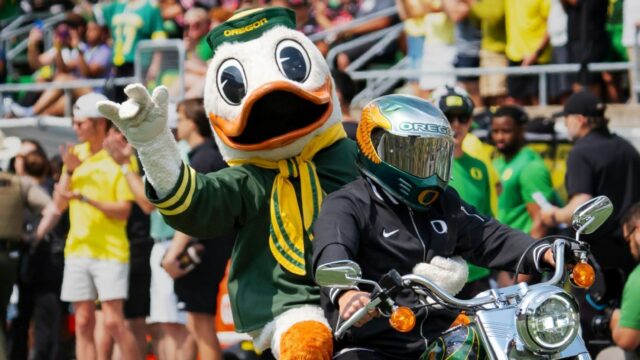 Oregon Mascot Journeys, prelieva hlavu v incidente v oblečení v Ducksovom otvárači 

